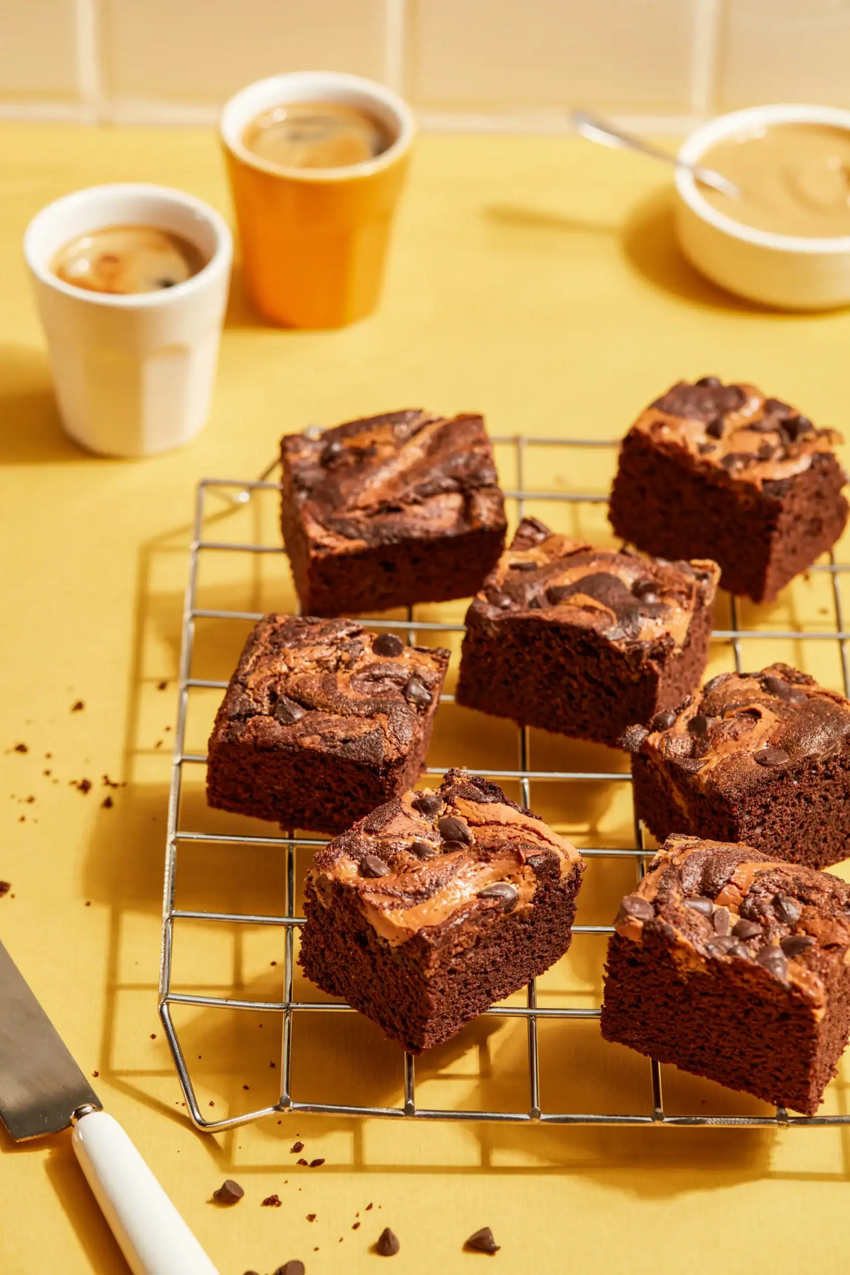 Brownies marmolados con nueces y chocolate en bandeja de alambre.
