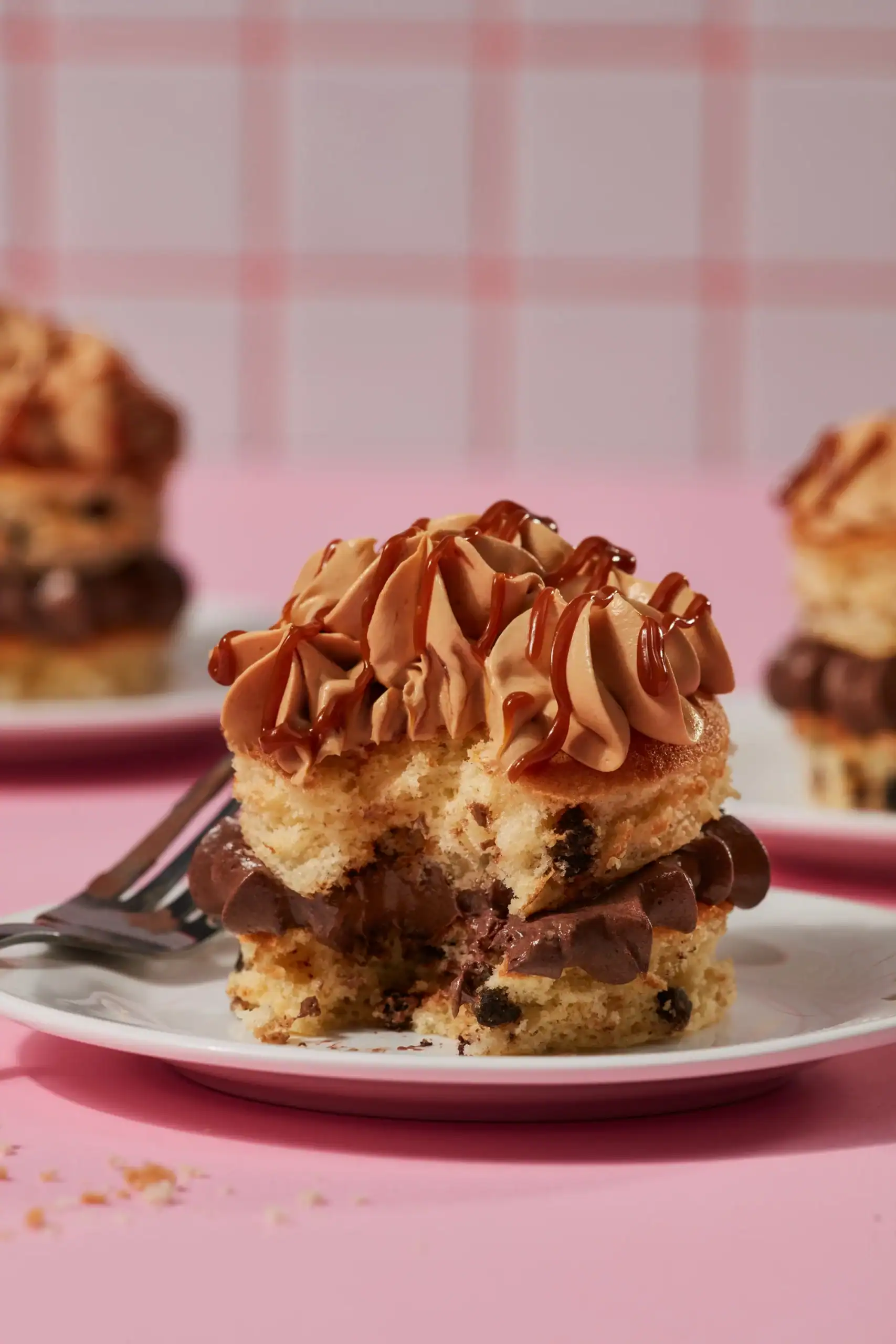 Mini cakes de torta chip con chocolate y crema de chocolate en un plato rosa.