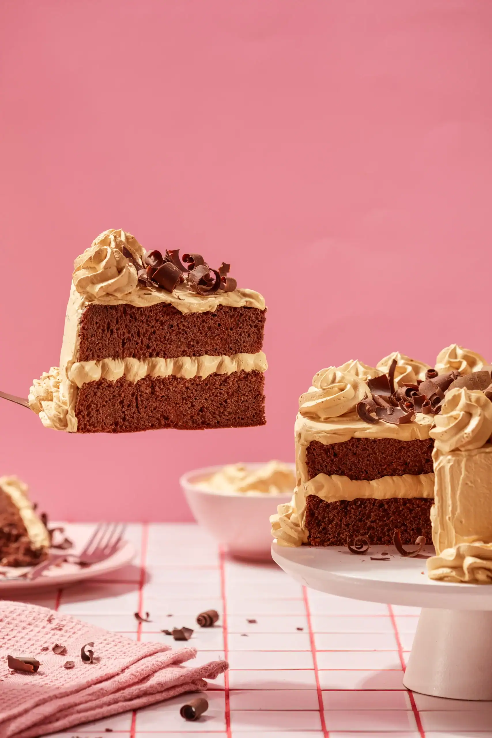 Deliciosa torta de chocolate con crema de café y decoraciones de chocolate.