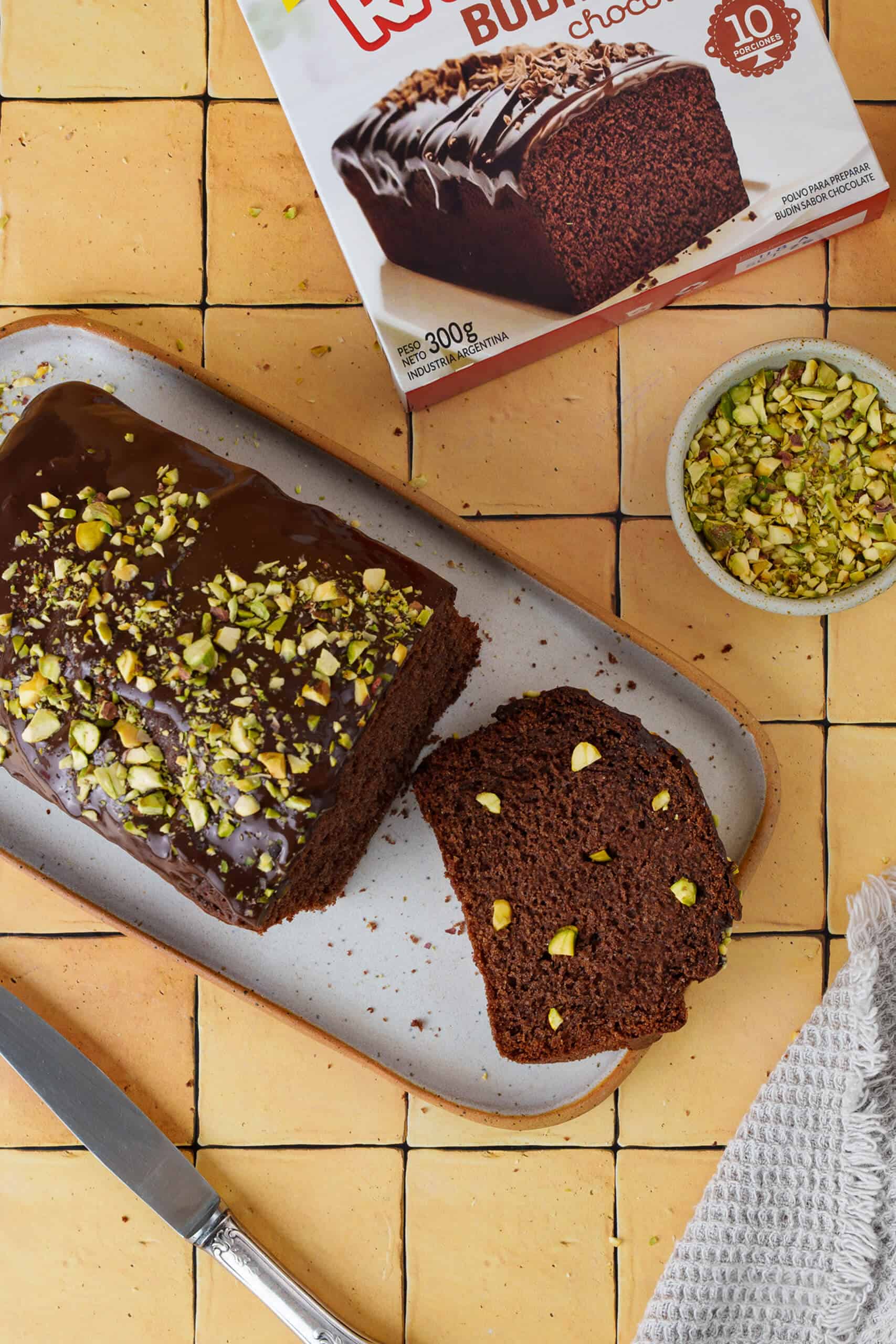 Budín de chocolate con pistachos, postre delicioso y casero.
