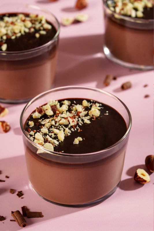 Postre de chocolate y avellanas