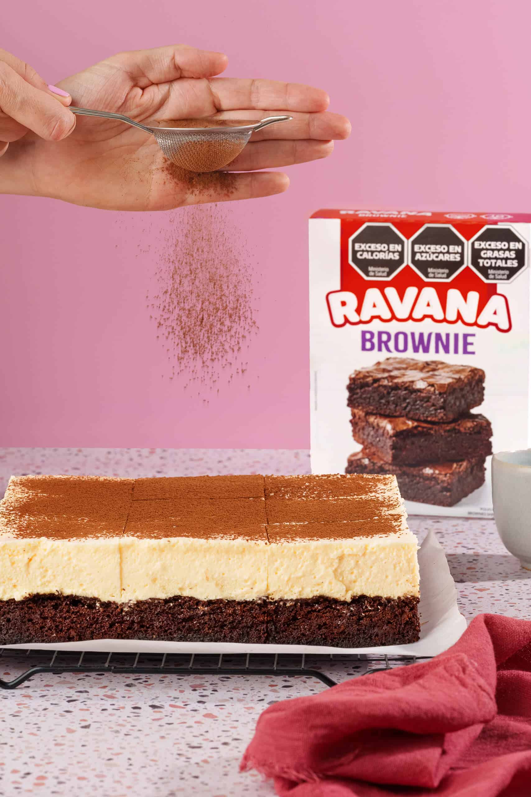 Tiramisú de brownie Ravana con capas de queso y chocolate.