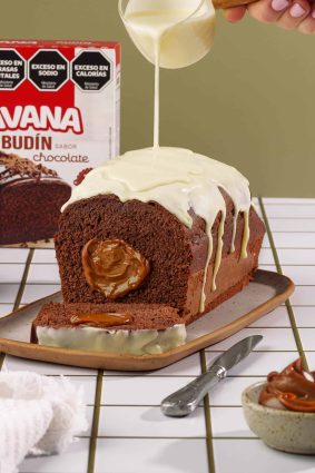 Ravena budín de chocolate con corazón de dulce de leche y cobertura de glaseado.