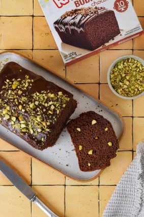 Budín de chocolate con pistachos, postre delicioso y casero.