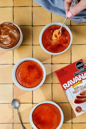 Postres de dulce de leche Ravana con crema y caramelo.