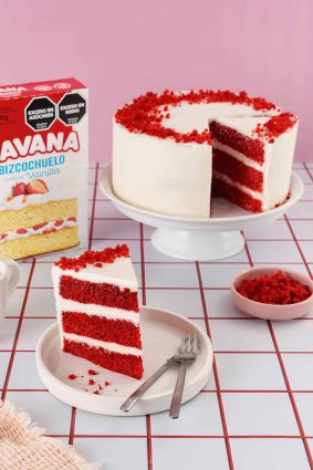 Tarta de terciopelo rojo con capas de crema y cobertura de azúcar roja.