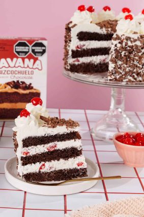 Deliciosa tarta de chocolate con cerezas y crema, perfecta para postres.