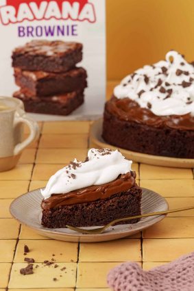 Torta brownie con crema y chocolate en presentación apetitosa.
