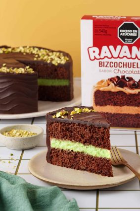 Torta de chocolate Ravana con relleno de crema y cobertura de chocolate.