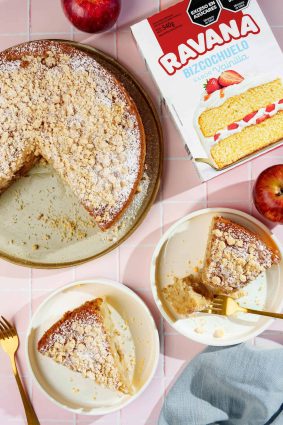 Torta de manzana con crumble y crema, deliciosa y casera.