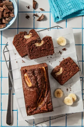 Bizcocho de chocolate con banana y nueces, ideal para postres.
